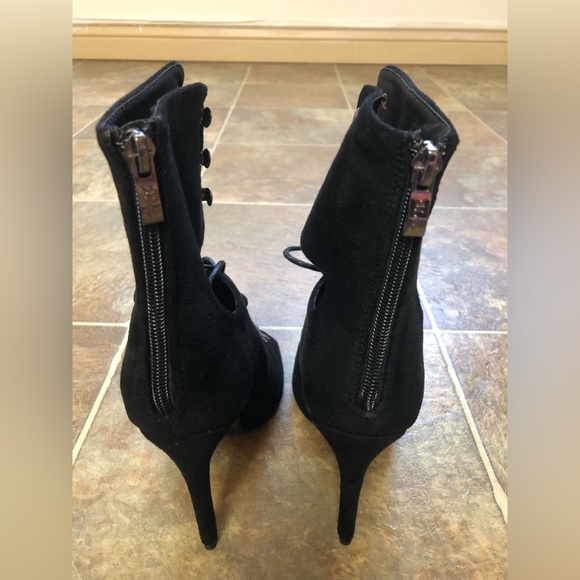 M & L HIGH HEEL FAUX SUEDE BOOTIES SIZE: 8.5 - Picture 5 of 9